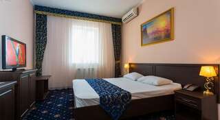 Гостиница Максимус Краснодар Улучшенный двухместный номер с 1 кроватью или 2 отдельными кроватями-1